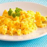 Бърканите яйца стават по-вкусни с една неочаквана съставка: забравете млякото